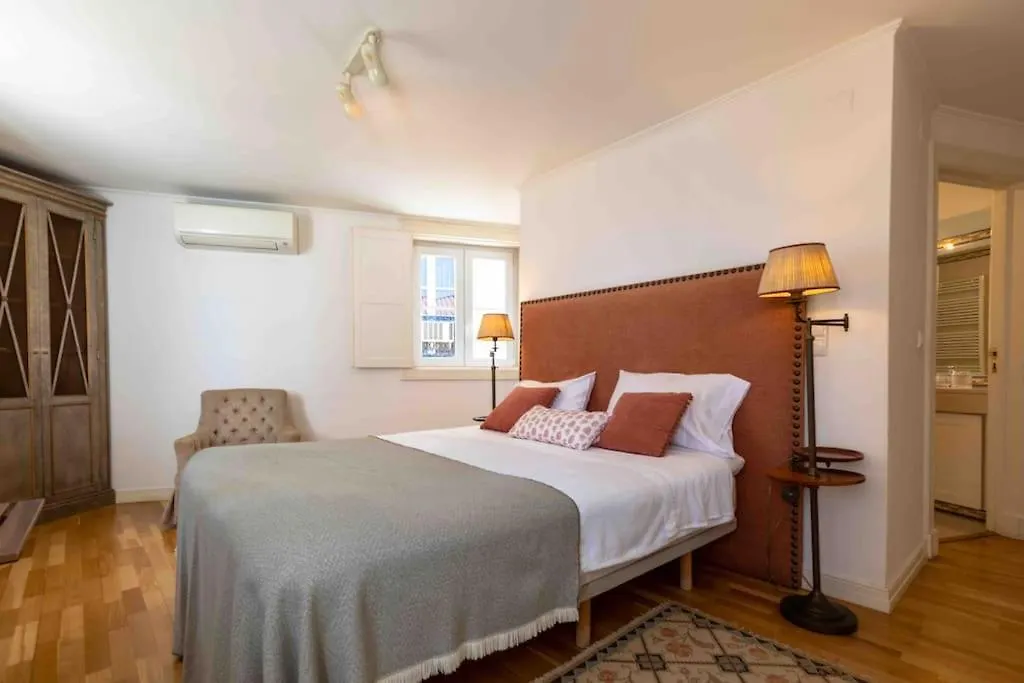 Historical 3 Bedroom Duplex Apartment In Lisboa